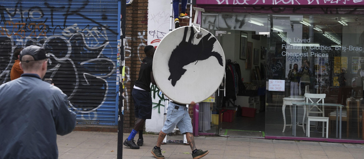 Momento en el que roban el Banksy a plena luz del día en Londres