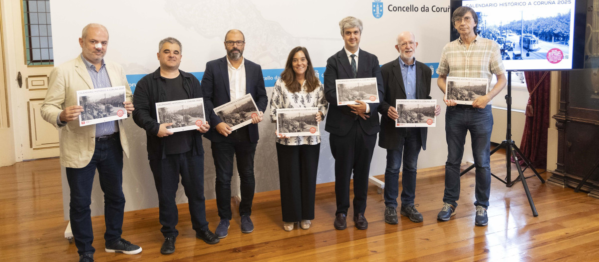 Presentación del calendario histórico de La Coruña en el Ayuntamiento