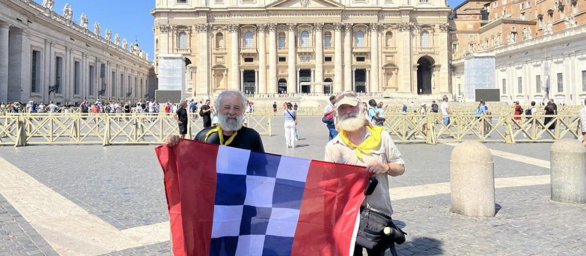 Jesús Monja y Jesús Pino con la bandera de Oropesa, Toledo, en la plaza de San Pedro