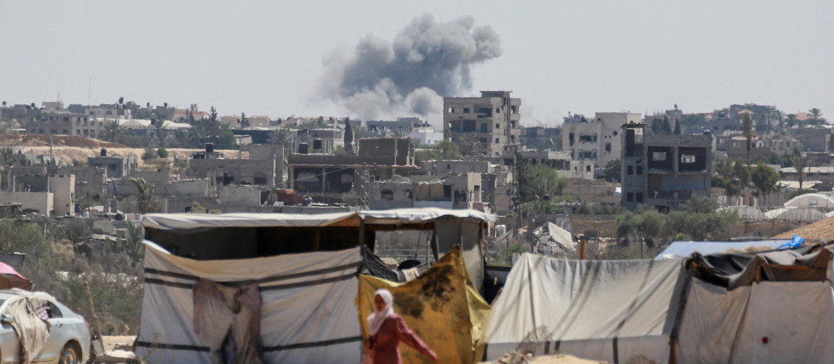 Una columna de humo se eleva desde Jan Yunis en el sur de la franja de Gaza