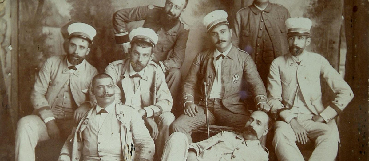 El comandante Neila, con la Cruz de San Fernando, en Cuba en 1898