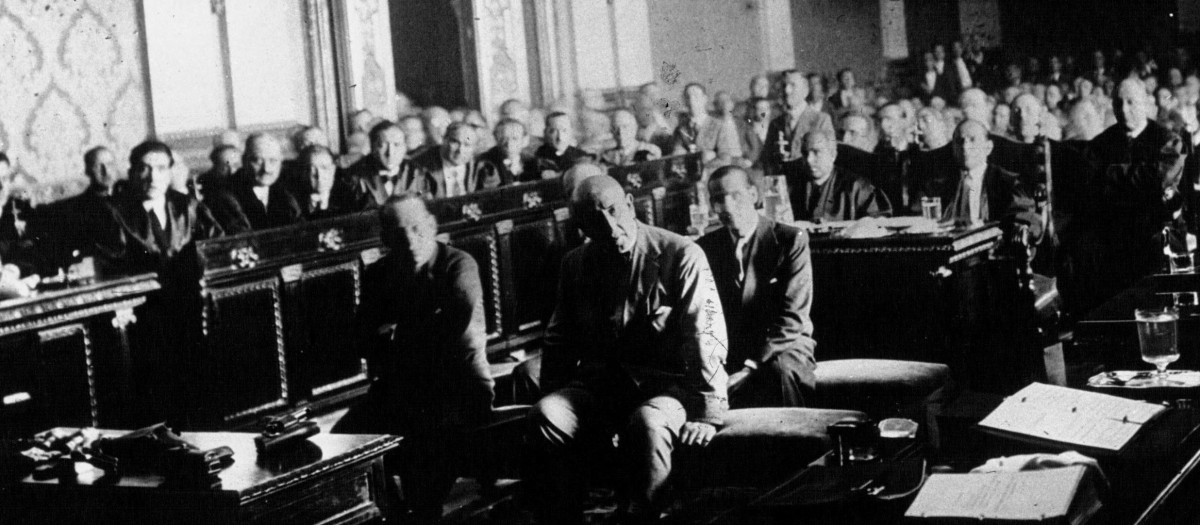 Sanjurjo y otros oficiales en el banquillo de acusados, durante su juicio (1932)