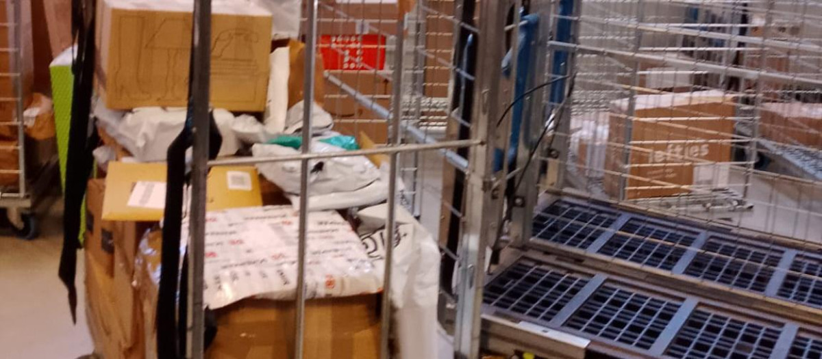 El material se amontona a la espera de ser repartido.