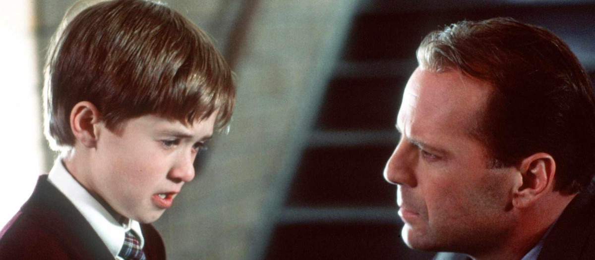 Haley Joel Osment y Bruce Willis, en una escena de El sexto sentido