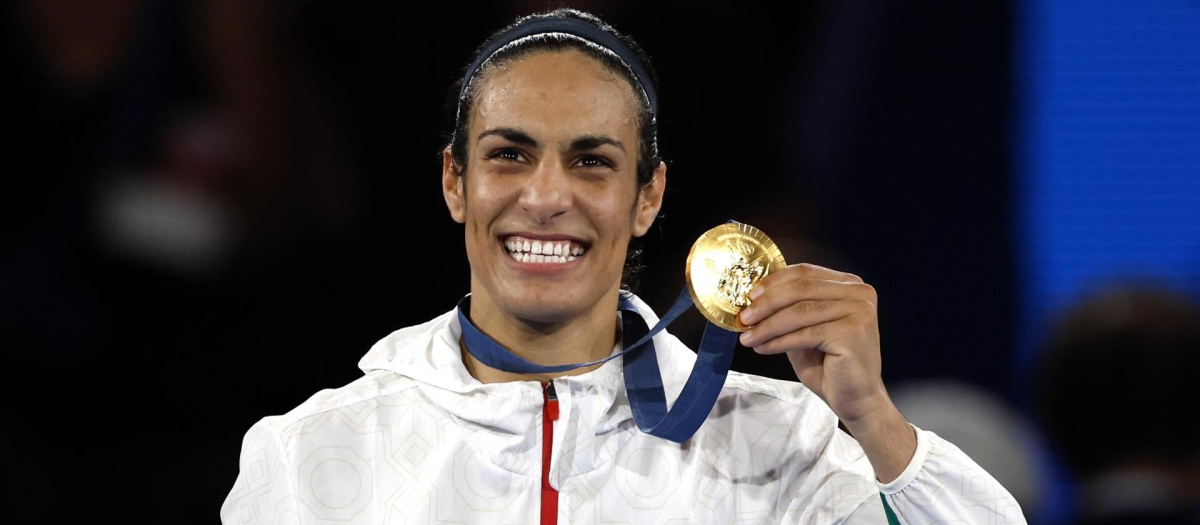 Imane Khelif posa con su medalla de oro