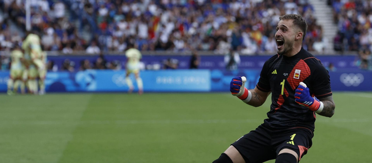 Arnau Tenas celebra uno de los goles de la selección en la final de los Juegos Olímpicos