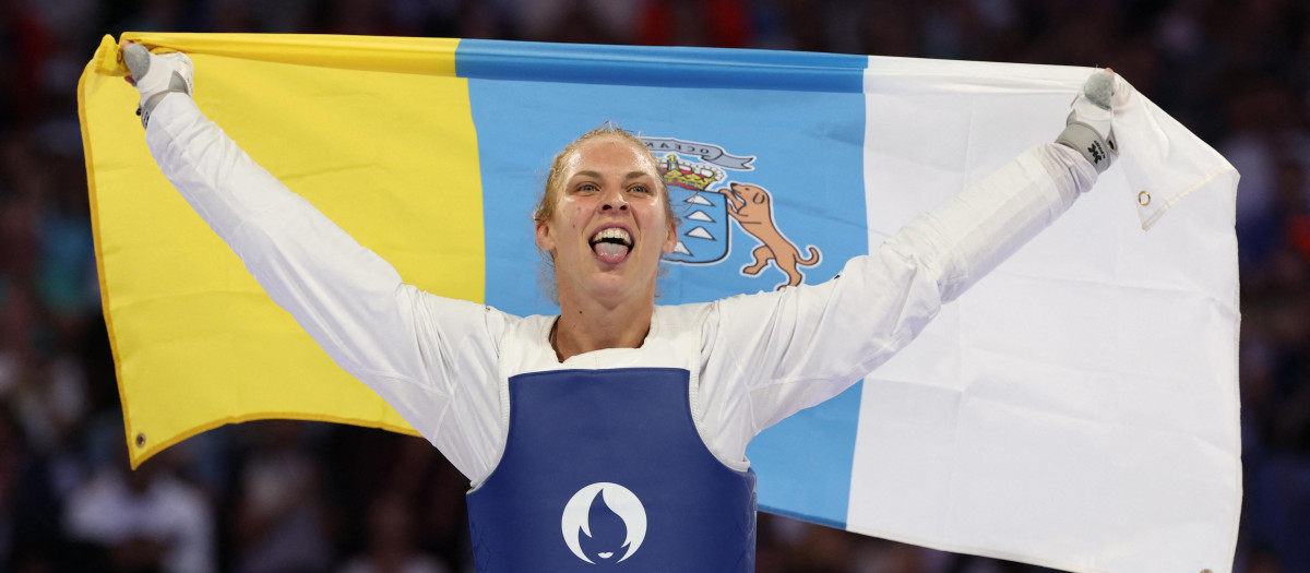Viviana Marton celebra su oro olímpico con la bandera de Canarias