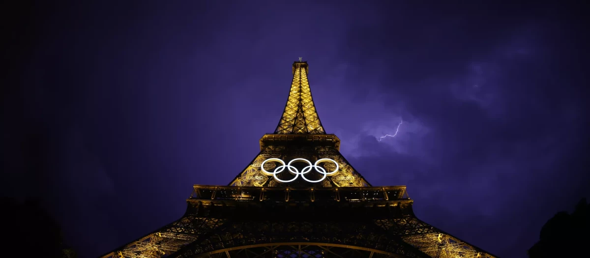 La Torre Eiffel iluminada para la ceremonia de apertura de los Juegos Olímpicos de París 2024
