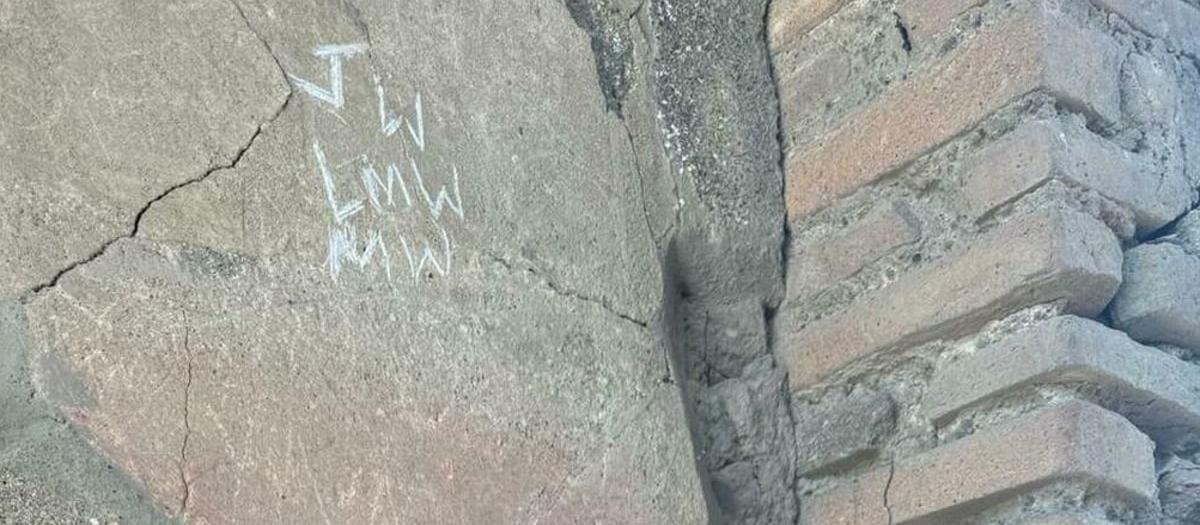 Un turista inglés graba sus iniciales y la de sus hijas en una de las domus de Pompeya