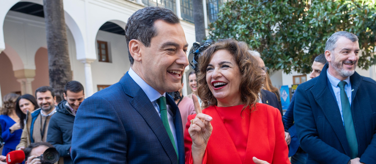 Juanma Moreno y María Jesús Montero bromearon sobre financiación el pasado Día de Andalucía