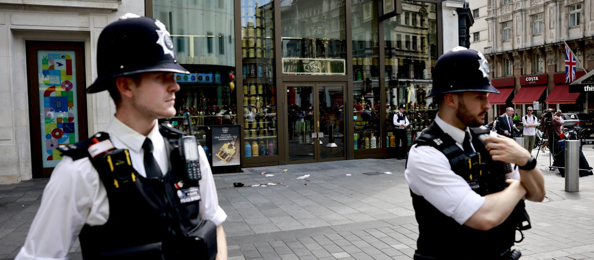 Dos agentes ingleses acordonan Leicester Square, en el centro de Londres