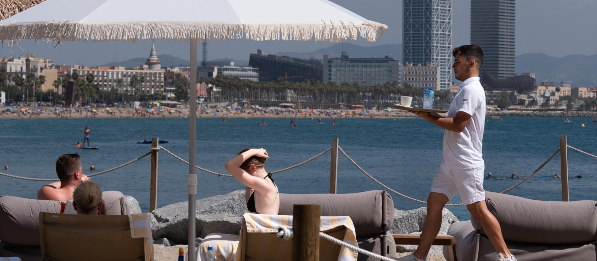Turistas en las inmediaciones del Hotel W, a 5 de agosto de 2024, en Barcelona, Cataluña (España). Cataluña ha recibido 9,1 millones de visitantes extranjeros entre los meses de enero y junio de 2024, lo que representa un incremento del 12,4% respecto al mismo período del año pasado, según datos provisionales de la Estadística de Movimientos Turísticos en Fronteras del Instituto Nacional de Estadística (INE). Estas cifras sitúan a Cataluña como la primera comunidad autónoma de destino del turismo internacional en todo España, con el 21,5% de los visitantes. En junio, el turismo extranjero alcanzó los 2 millones de visitantes en Cataluña, un 10,1% más que en junio de 2023.
05 AGOSTO 2024;TURISMO;EXTRANJEROS
David Zorrakino / Europa Press
05/8/2024
