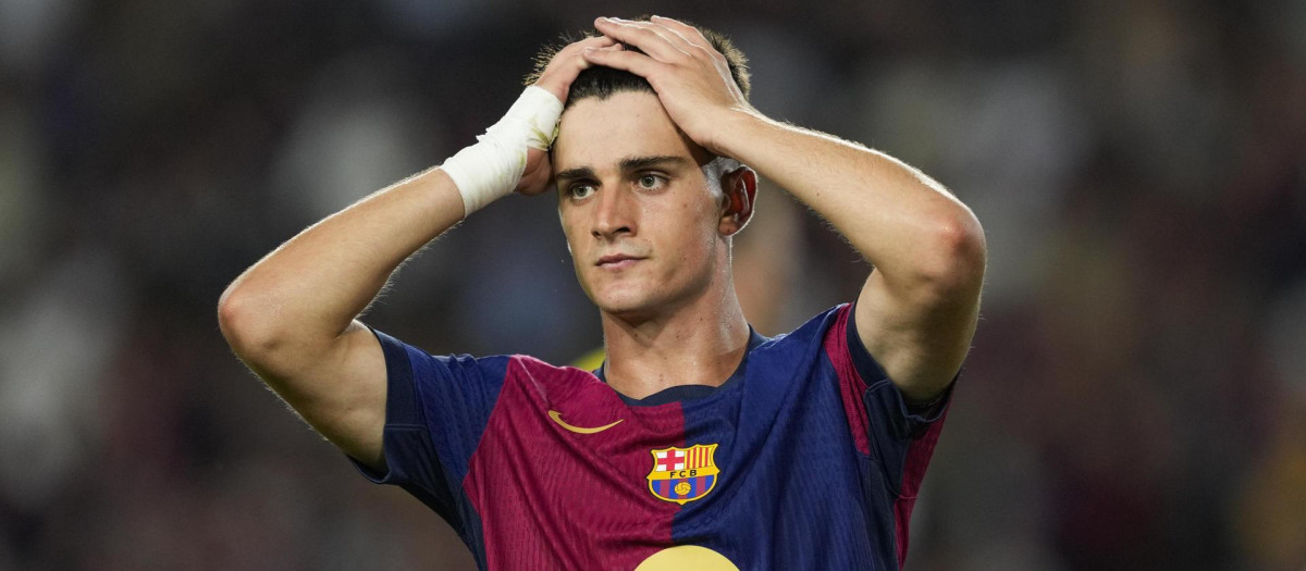 El centrocampista del Barcelona Pau Víctor se lamenta tras un fallo durante el partido del torneo Joan Gamper