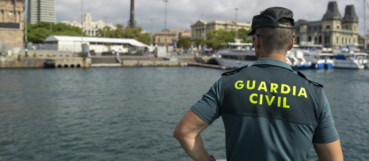 Un agente de la Guardia Civil durante una patrulla marítima en el Puerto de Barcelona, a 4 de julio de 2023, en Barcelona, Catalunya (España). La Guardia Civil ha instado al sentido común a bañistas y tripulantes de embarcaciones de recreo para evitar "muchos de los problemas que suceden" en el mar. El Servicio Marítimo de la Guardia Civil de Barcelona tiene cuatro embarcaciones operativas, algunas de 11 metros de eslora y otras de 21, y realizan funciones de carácter administrativo: verifican la documentación de las embarcaciones y las conductas incívicas de bañistas y tripulantes en el mar. Los agentes, además, revisan y hacen vigilancias de las que definen como infraestructuras críticas para tratar de detectar cualquier actividad irregular, ya que, a raíz de la guerra de Ucrania, "al principio hubo mucho temor a sabotajes de los gasoductos y cortes de gas".
05 JULIO 2023
Lorena Sopêna / Europa Press
(Foto de ARCHIVO)
04/7/2023