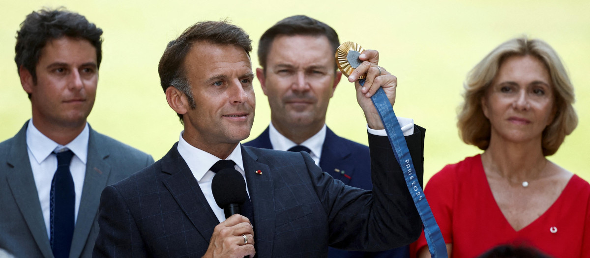 Macron enseña la medalla olímpica en El Elíseo con los organizadores de los JJ.OO.