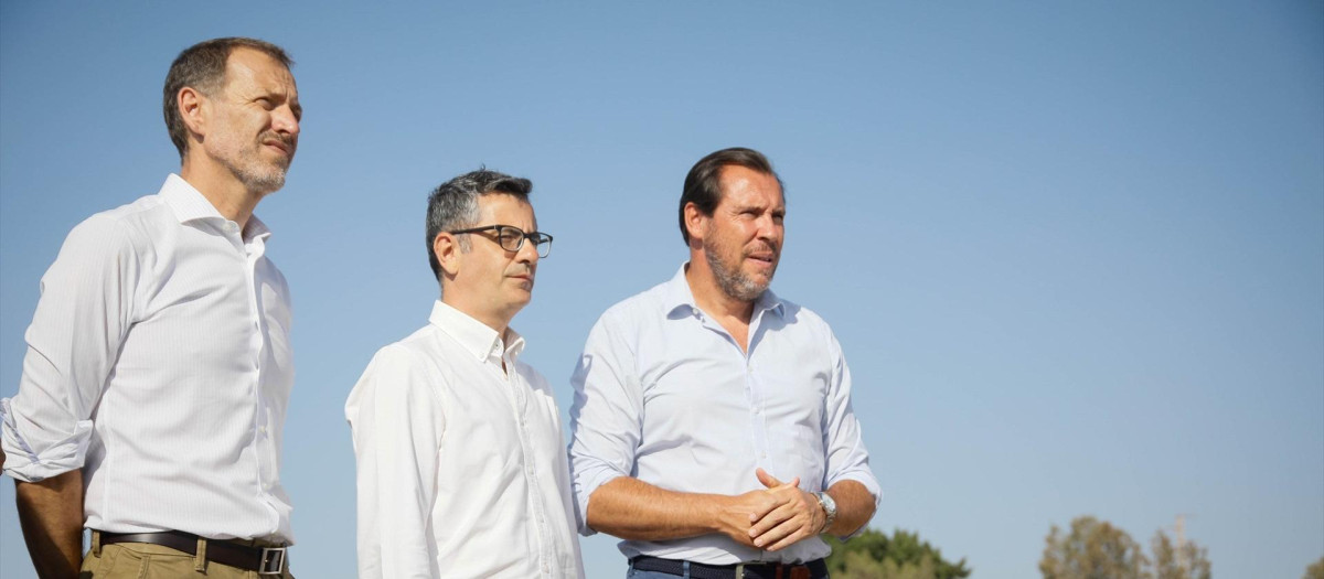 Félix Bolaños (centro) con Óscar Puente (derecha) en la visita a una línea del AVE en Almería