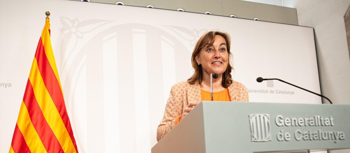 La portavoz del Govern y consellera de Territorio, Vivienda y Transición Ecológica, Sílvia Paneque, interviene durante una rueda de prensa tras el primer Consell Executiu del Govern, en el Palau de la Generalitat, a 13 de agosto de 2024, en Barcelona, Catalunya (España). Salvador Illa ha presidido hoy la primera reunión del Consejo Ejecutivo del nuevo gobierno, al día siguiente de la toma de posesión de los 16 consejeros en un acto en el Saló Sant Jordi. Uno de los puntos más destacados del gobierno de hoy es la creación del comisionado del plan de barrios, cargo que ocupará el exsenador y exconcejal del PSC Carles Martí. El Consell Executiu de hoy es el primero del Govern de Illa.
13 AGOSTO 2024
Lorena Sopêna / Europa Press
12/8/2024