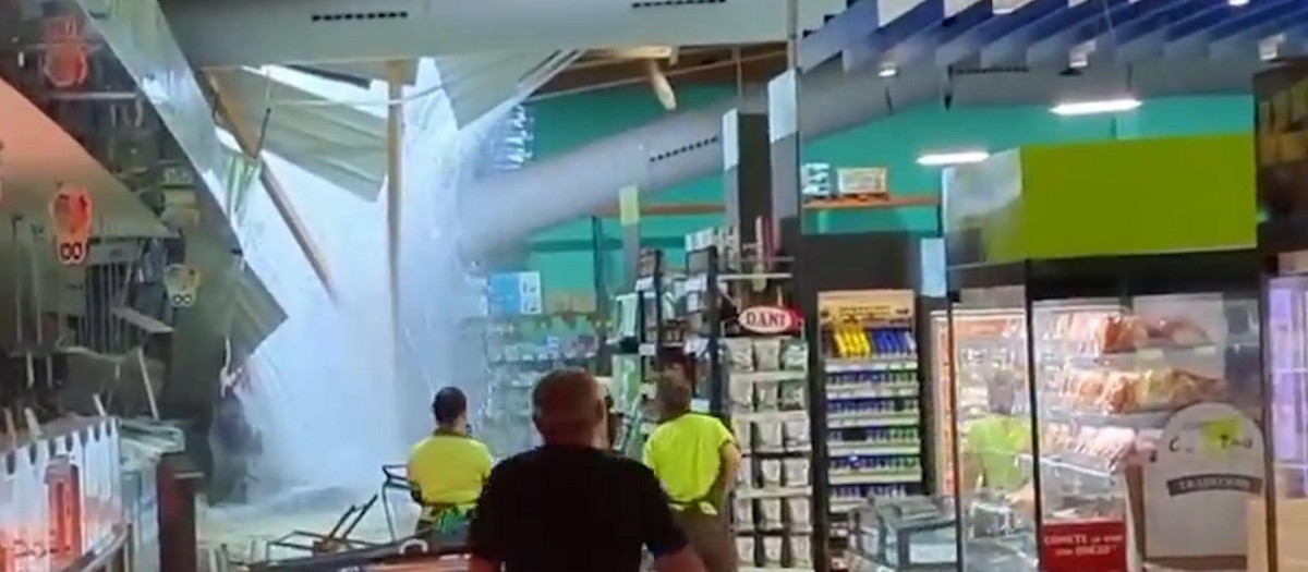 El techo colapsado de un supermercado en Valencia debido a las fuertes trombas de agua