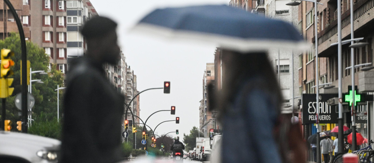 Personas caminando bajo la lluvia