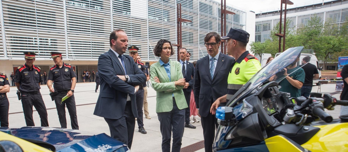 La portavoz del PSC, Núria Parlon (3d), y el presidente de la Generalitat, Salvador Illa (2d), durante una visita al Complex Central de Mossos d'Esquadra, a 14 de agosto de 2024, en Barcelona, Catalunya (España). Salvador Illa ha realizado su primera visita oficial al complejo central de los Mossos d'Esquadra en Sabadell junto a la nueva consellera de Interior, Núria Parlón. Ambos se han desplazado hasta el cuartel general del cuerpo autonómico para mostrarles su apoyo tras estar en el centro de la polémica por la fuga del líder de Junts, Carles Puigdemont.
14 AGOSTO 2024;BARCELONA;CATALUNYA;MOSSOS D ESQUADRA;COMPLEJO CENTRAL CUERPO MOSSOS D ESQUADRA
Alberto Paredes / Europa Press
14/8/2024
