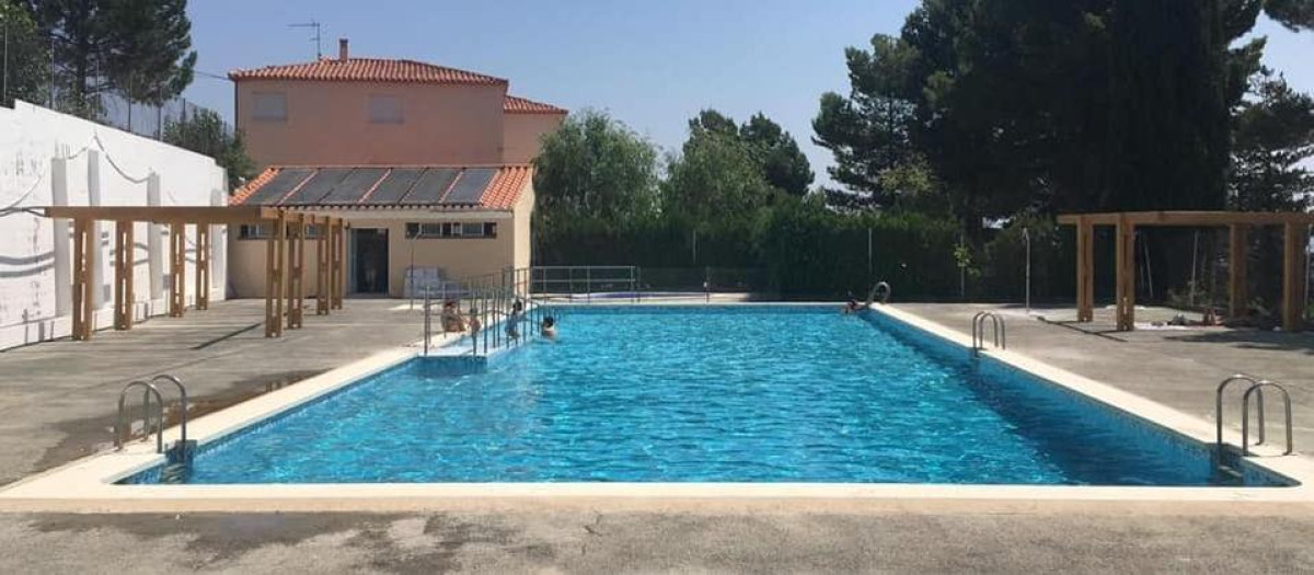 Piscina municipal de Torás, en Castellón, cerrada por las restricciones de la sequía