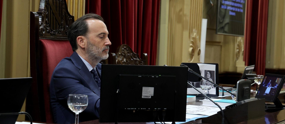 El presidente del Parlamento balear, Gabriel Le Senne (VOX), durante un pleno extraordinario