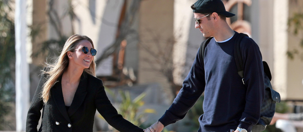 Soccer player Álvaro Morata and Alice Campello in Ibiza on Tuesday 26 February 2019.
En la foto paseando de la mano
