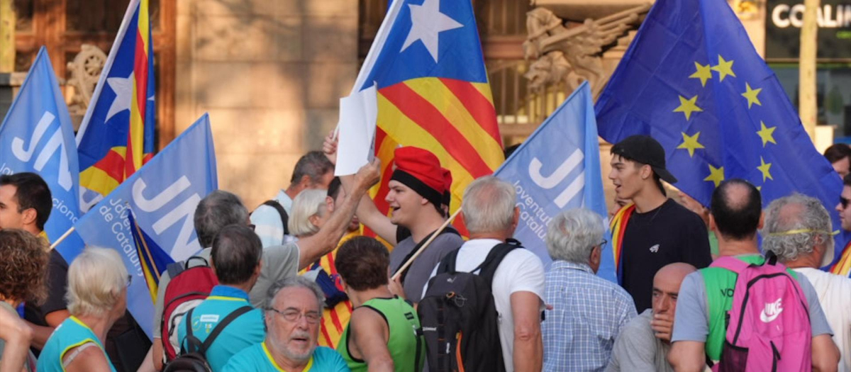 Varias personas durante una concentración para recibir al expresidente de la Generalitat Carles Puigdemont en el paseo Lluís Companys, a 8 de agosto de 2024, en Barcelona, Catalunya (España). Dicha concentración ha sido convocada por entidades independentistas, con la asistencia de Junts, ERC, CUP, ANC, Òmnium Cultural, CDR y Associació de Municipis per la Independència (AMI). Puigdemont tiene previsto asistir a este acto de bienvenida para después participar en el pleno de investidura del líder del PSC, casi 7 años después de instalarse en Bélgica por las consecuencias judiciales del 'procés', y con una orden de detención.
David Zorrakino / Europa Press
08/8/2024