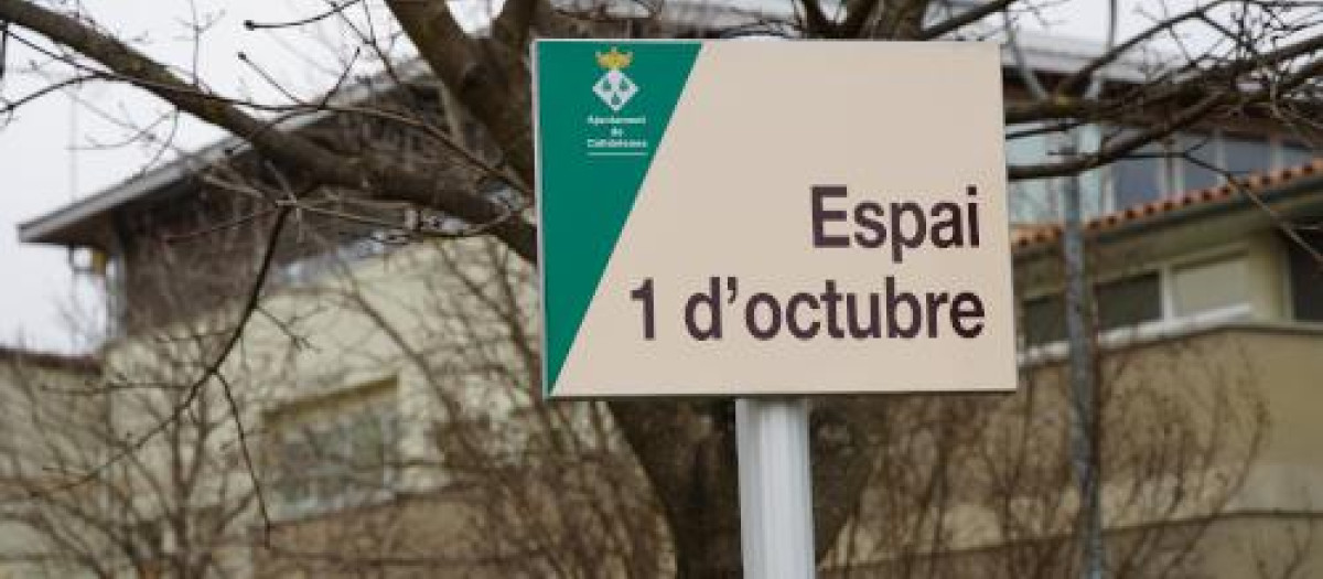 Placa con el nombre "Espacio 1 de octubre", en el municipio de Calldetenes (Barcelona)