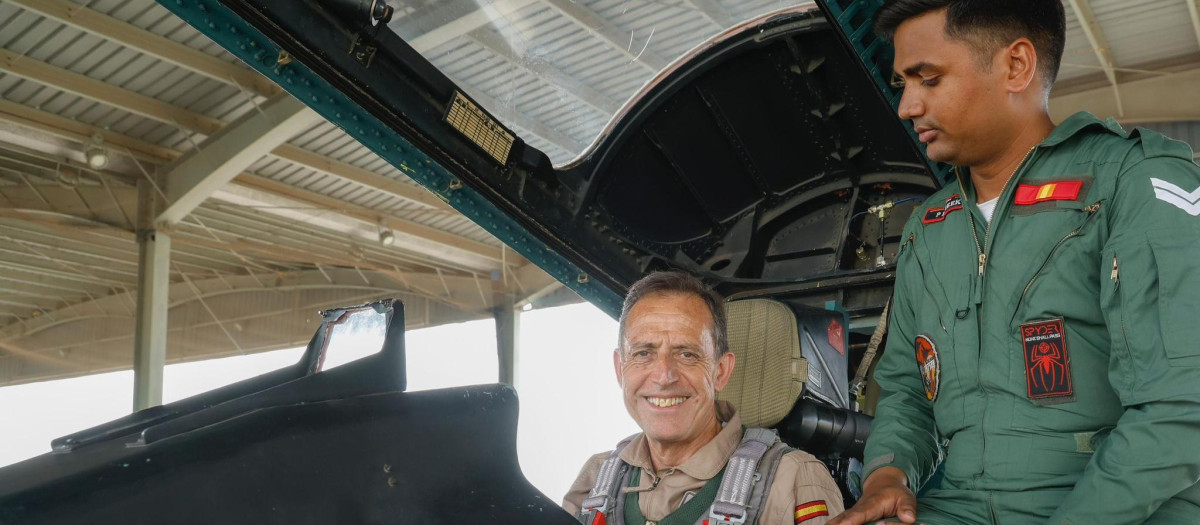 El jefe de Estado Mayor del Ejército del Aire y del Espacio se dispone a volar en un Sukhoi Su-30MKI indio, tras la finalización del ejercicio Tarang Shakti