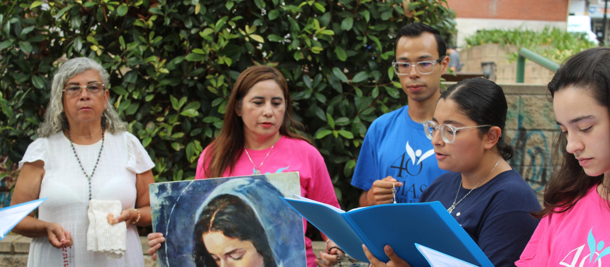 Valerie García reza junto a otros voluntarios frente al abortorio privado de Tarragona
