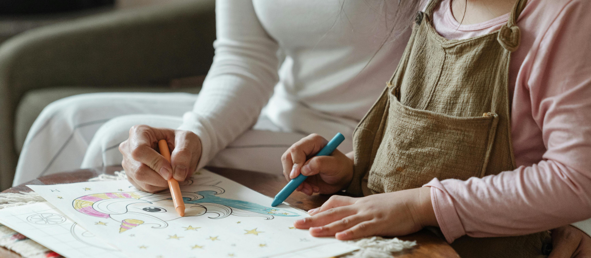 Una madre pintando con su hija