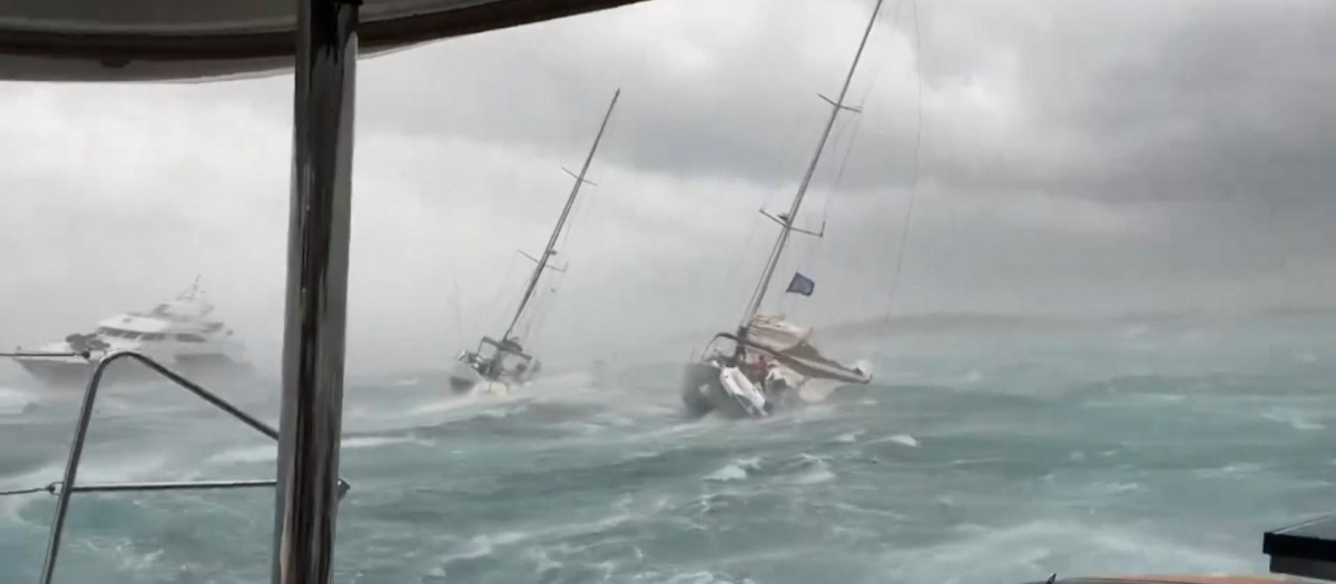 El temporal lanza decenas de barcos contra las rocas en Formentera