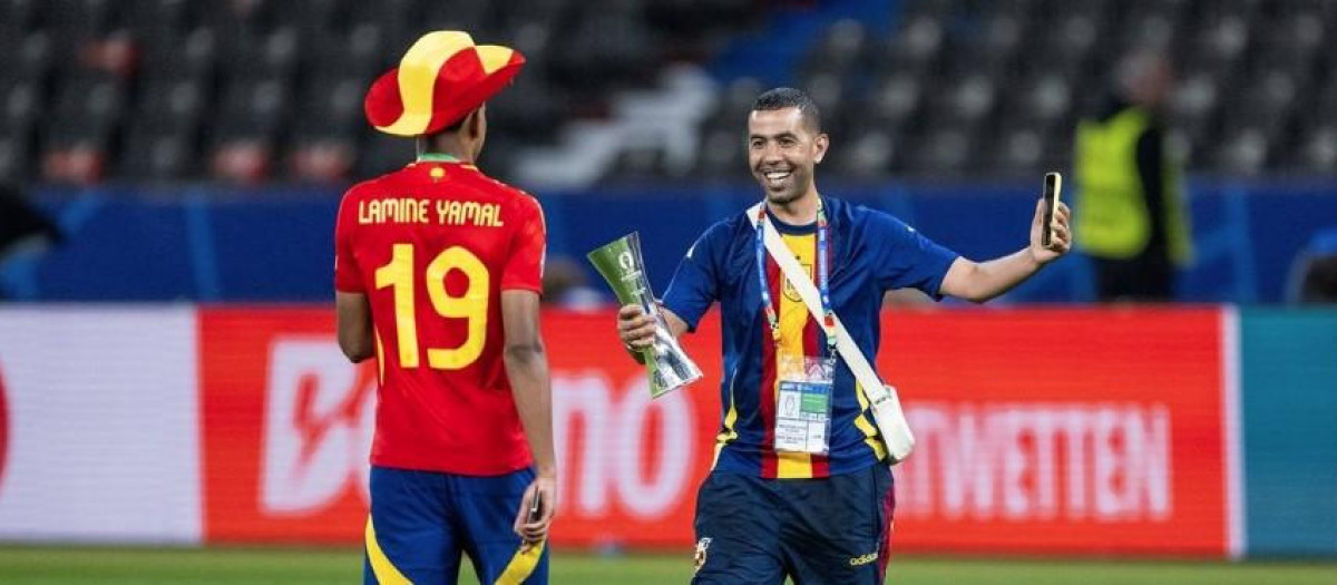 Mounir Nasraoui, padre de Lamine Yamal, junto a su hijo en la última Eurocopa