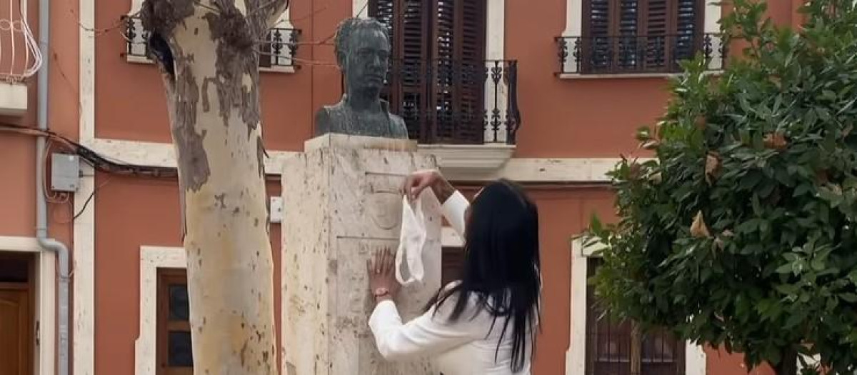 La influencer británica Chloe López vandaliza un busto en Denia, Alicante