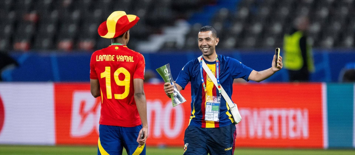 Mounir Nasraoui con Lamine Yamal en la celebración de la Eurocopa