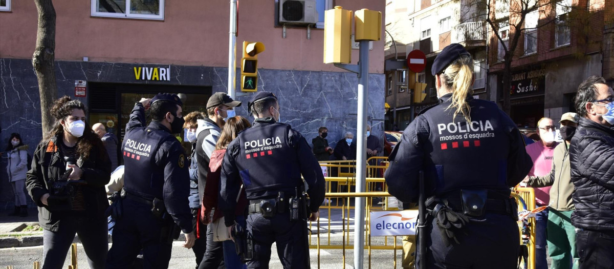 Varios agentes de Mossos d´ esquadra durante el transcurso de una campaña electoral en Barcelona, Catalunya (España), a 1 de febrero de 2021. El presidente de VOX, Santiago Abascal llegó a Catalunya para apoyar al candidato de VOX a las elecciones del 14F, Ignacio Garriga, el pasado jueves 28 de enero, el día del inicio de la campaña para los comicios del 14-F.  Desde entonces, el líder de Vox ha visitado varios municipios dentro de los actos de campaña del partido que llevan como lema  `Recuperem Catalunya´.
01 FEBRERO 2021;CAMPAÑA ELECTORAL;14F;VOX;ABASCAL;GARRIGA
David Oller / Europa Press
(Foto de ARCHIVO)
01/2/2021