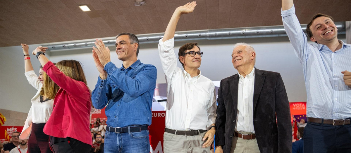El presidnte del Gobierno, Pedro Sánchez (3i), el Alto Representante de la Unión Europea para Política Exterior, Josep Borrell (2d), y el primer secretario del PSC, Salvador Illa (3d), durante un mitin de campaña electoral del PSC, en el Poliesportiu Municipal Gornal, a 6 de junio de 2024, en L’Hospitalet de Llobregat, Barcelona, Catalunya (España). Este encuentro se enmarca como precierre de la campaña electoral del partido con motivo de las elecciones europeas, que se celebran el próximo domingo 9 de junio.
06 JUNIO 2024;CATALUÑA;ACTO;CAMPAÑA;PESOE;ELECCIONES;ELECTORAL;
Lorena Sopêna / Europa Press
(Foto de ARCHIVO)
06/6/2024