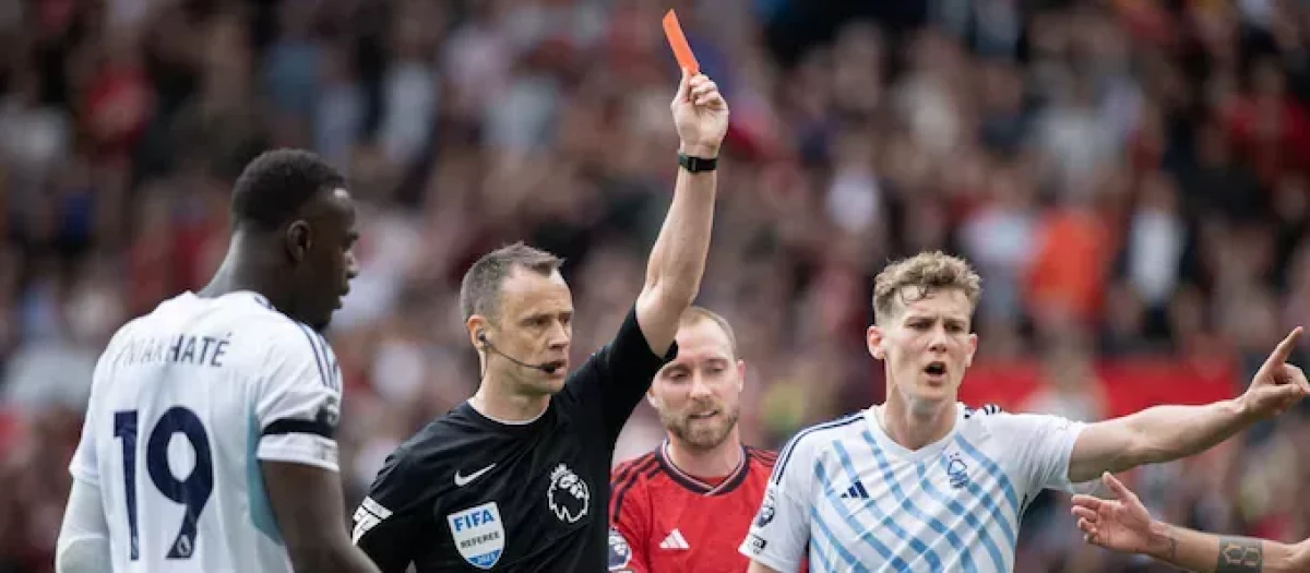 Stuart Atwell muestra una tarjeta roja en el Manchester United vs Nottingham Forest