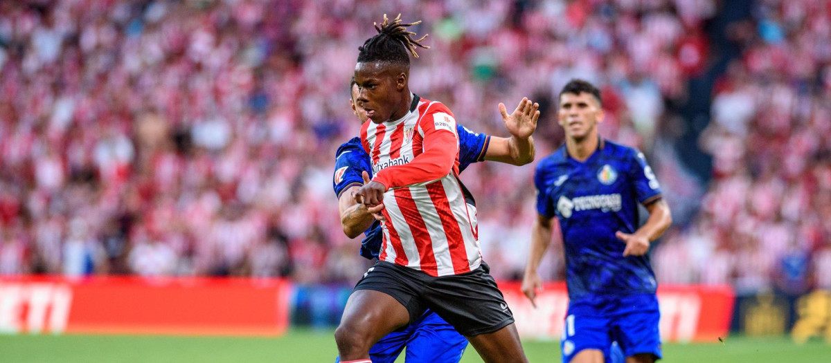 Nico Williams conduce un balón en el partido frente al Getafe