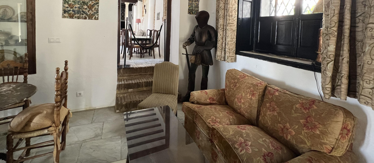 L sala dispone de diferentes zonas de estancia, incluyendo cómodos sofás