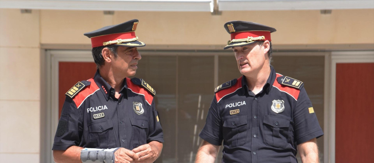 El excomisario jefe de los Mossos d'Esquadra Josep Lluís Trapero (i), y el comisario jefe de los Mossos d'Esquadra Eduard Sallent (d), conversan durante una visita al Complex Central de Mossos d'Esquadra, a 14 de agosto de 2024, en Barcelona, Catalunya (España). Salvador Illa ha realizado su primera visita oficial al complejo central de los Mossos d'Esquadra en Sabadell junto a la nueva consellera de Interior, Núria Parlón. Ambos se han desplazado hasta el cuartel general del cuerpo autonómico para mostrarles su apoyo tras estar en el centro de la polémica por la fuga del líder de Junts, Carles Puigdemont.
14 AGOSTO 2024;BARCELONA;CATALUNYA;MOSSOS D ESQUADRA;COMPLEJO CENTRAL CUERPO MOSSOS D ESQUADRA
Alberto Paredes / Europa Press
14/8/2024