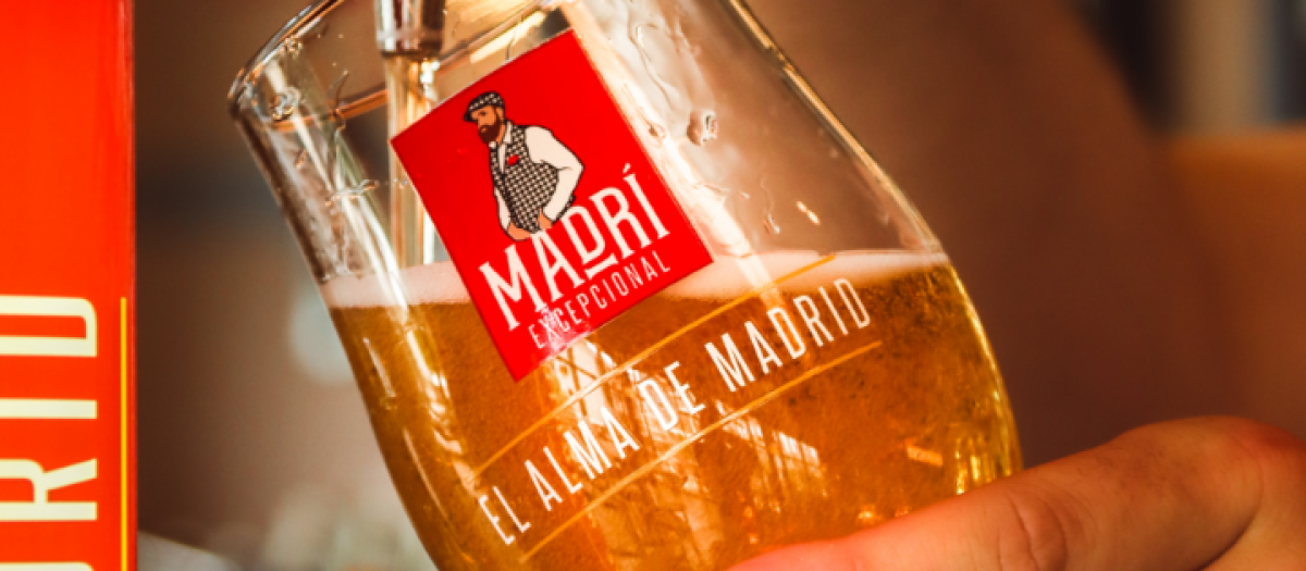 Un camarero sirve una cerveza 'Madrí Excepcional'