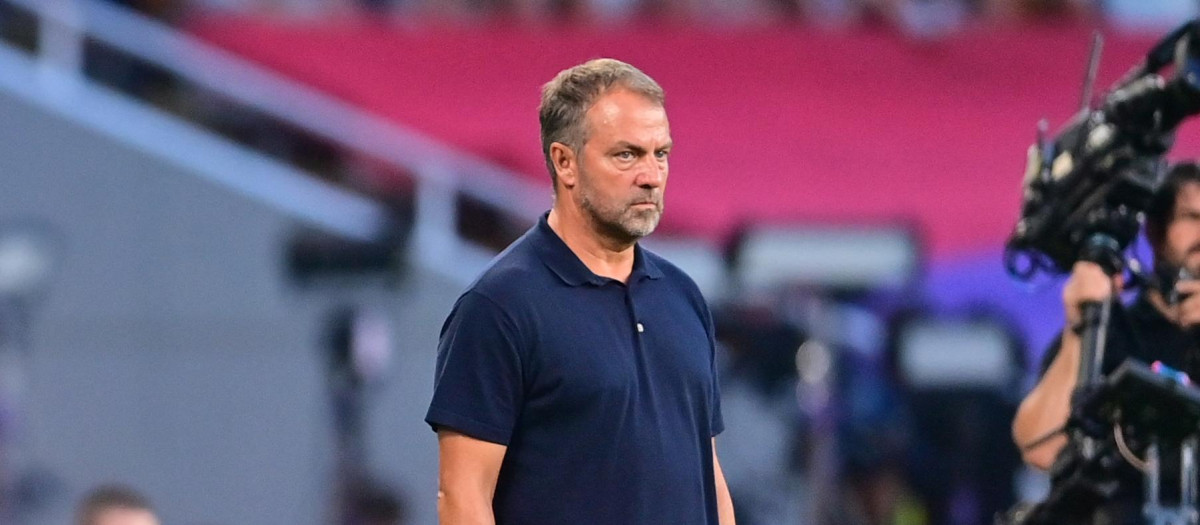 Hansi Flick afronta una temporada plagada de dudas