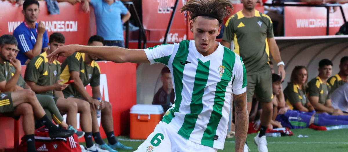 Álex Sala durante el partido en Anduva