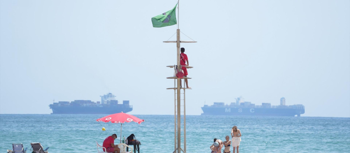 Un socorrista en la playa del Saler, en Valencia