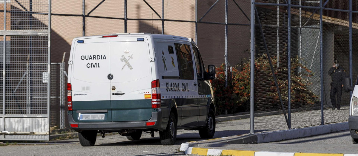 Un furgón de la Guardia Civil entra a la cárcel de Segovia