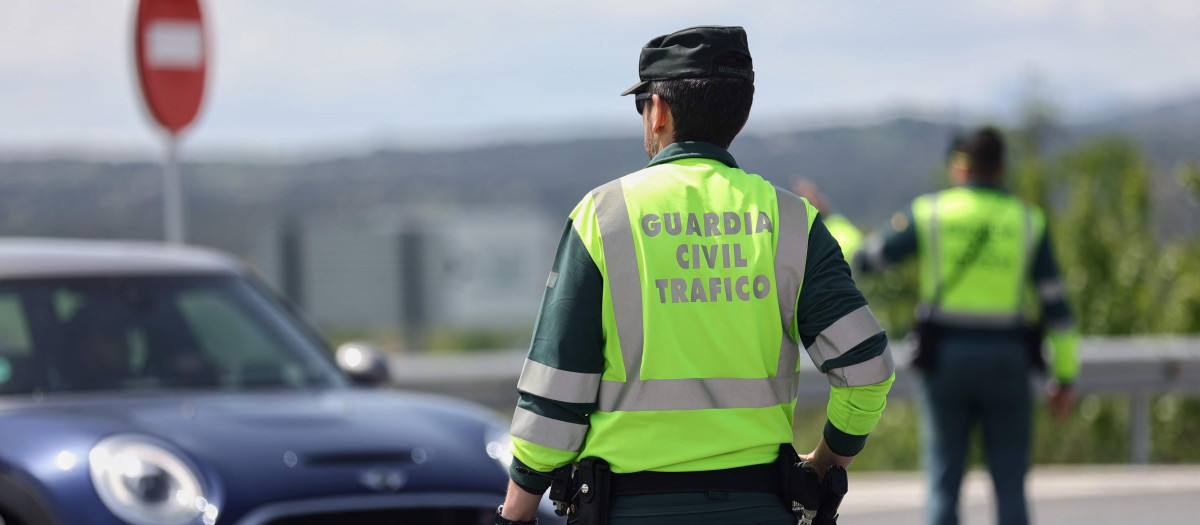 Dos agentes de la Guardia Civil en un control de tráfico