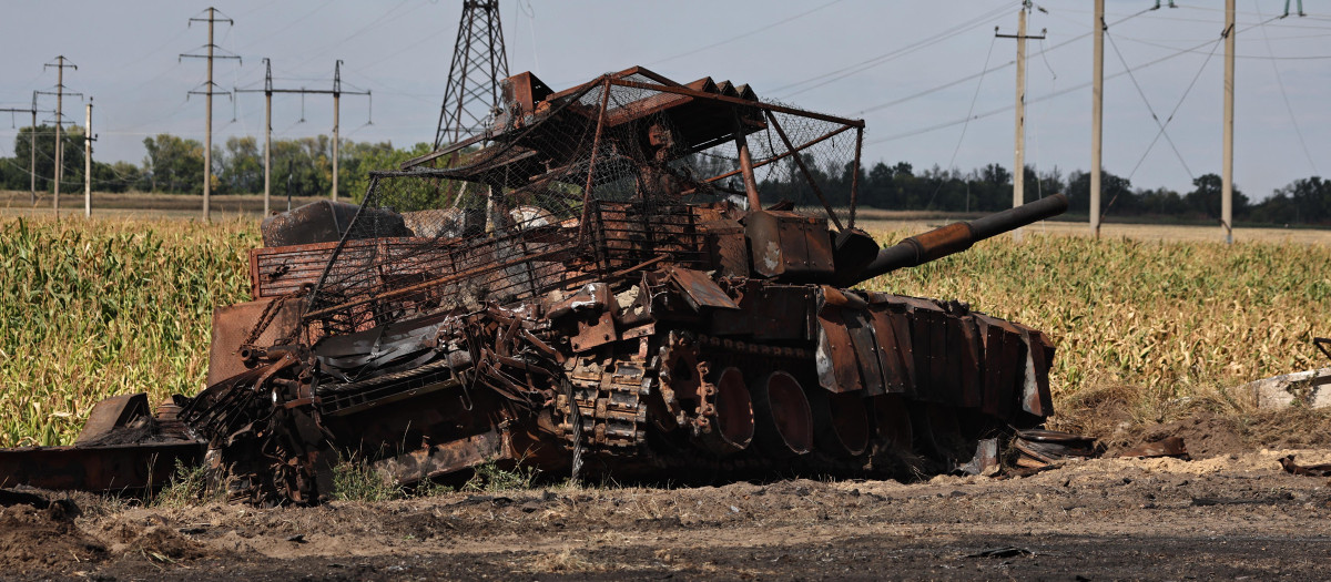 Un tanque ruso destruido en las afueras de la ciudad rusa de Sudzha, controlada por Ucrania, en la región de Kursk