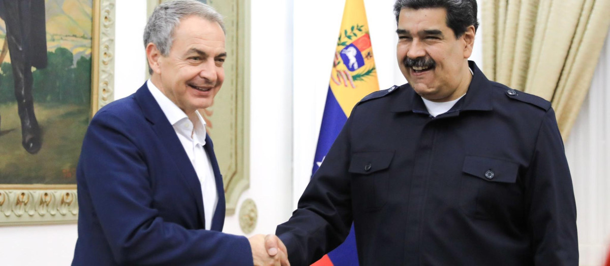 Zapatero saludando a Maduro